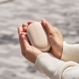 両手で使えるシェアカイロ モバイルバッテリー機能付 -Premium WOOD-￥4,378／ライフオンプロダクツ