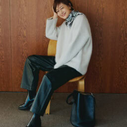 ニット¥69,300／ドゥロワー（ドゥロワー 青山店）、パンツ¥242,000／ クリステンセンドゥ ノルド（ストックマン）、スカーフ¥22,000／マニプリ、ブー¥135,300／トッズ（トッズ・ジャパン）、バッグ¥198,000／ J&M デヴィッドソン（J&Mデヴィッドソン カスタマーセンター）