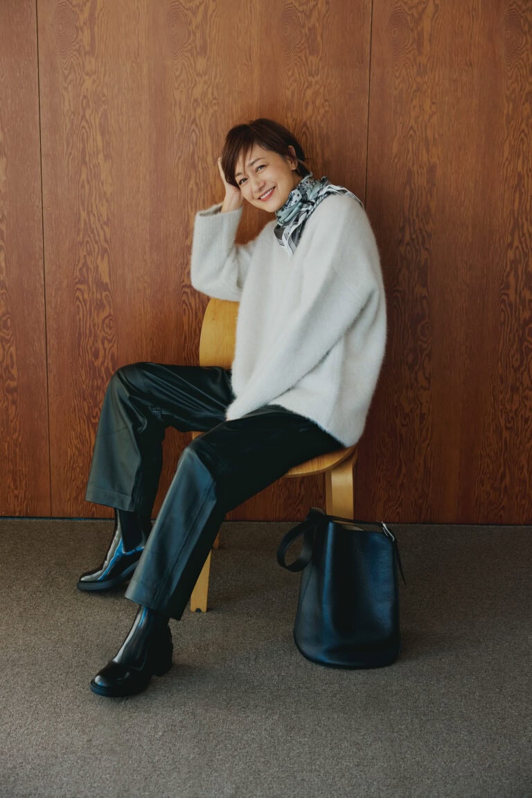 ニット¥69,300/ドゥロワー(ドゥロワー 青山店)、パンツ¥242,000/ クリステンセンドゥ ノルド(ストックマン)、スカーフ¥22,000/マニプリ、ブー¥135,300/トッズ(トッズ・ジャパン)、バッグ¥198,000/ J&M デヴィッドソン(J&Mデヴィッドソン カスタマーセンター)