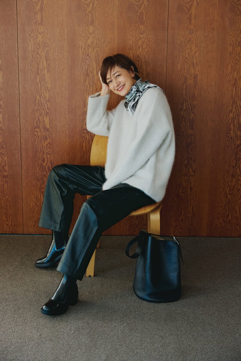 ニット¥69,300／ドゥロワー（ドゥロワー 青山店）、パンツ¥242,000／ クリステンセンドゥ ノルド（ストックマン）、スカーフ¥22,000／マニプリ、ブー¥135,300／トッズ（トッズ・ジャパン）、バッグ¥198,000／ J&M デヴィッドソン（J&Mデヴィッドソン カスタマーセンター）