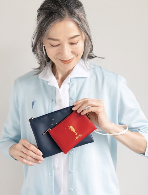 【雑誌付録】祝★創業80 周年！ ハマトラファッションの代名詞「フクゾー」コラボの「レザー調ストラップつきポーチセット」に注目！【素敵なあの人2026年1月号付録】