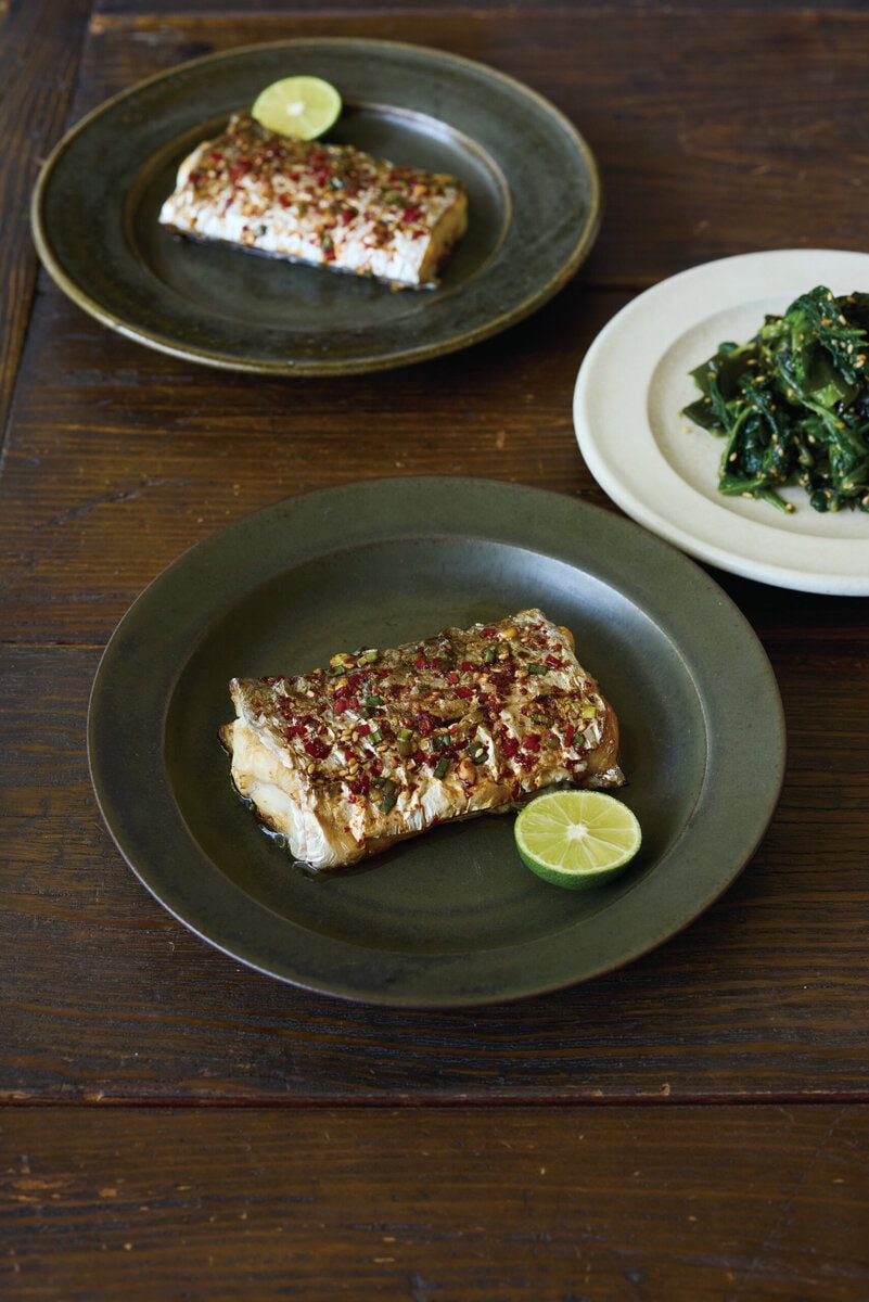 太刀魚のヤンニョム焼きとほうれん草とわかめのナムル