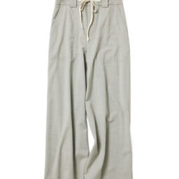 パンツ¥22,000／バナナ・リパブリック