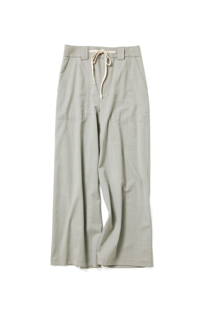 パンツ¥22,000／バナナ・リパブリック