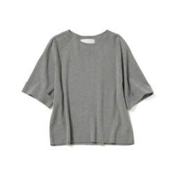 ニット¥18,700／エーケー ワン（ビームス ハウス 丸の内）