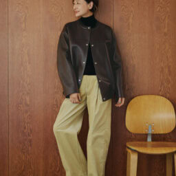 ジャッケット¥429,000、ニット¥69,300、パンツ¥59,400／すべてドゥロワー（ドゥロワー 青山店）、ローファー¥113,300／トッズ（トッズ・ジャパン）