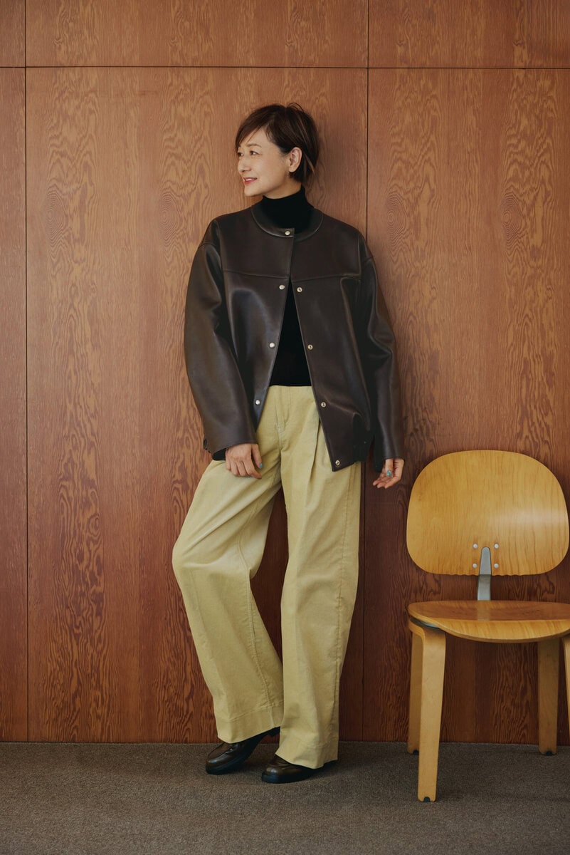 ジャッケット¥429,000、ニット¥69,300、パンツ¥59,400／すべてドゥロワー（ドゥロワー 青山店）、ローファー¥113,300／トッズ（トッズ・ジャパン）