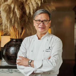 祖母のキッチンを手伝っていた7歳のころから料理への愛情を育んできたエグゼクティブシェフのチェン・シウ・コン氏。