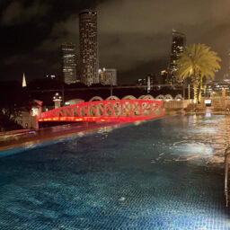 チェックアウト後も使えるフラトンホテルのプールでひと泳ぎした後、スパのサウナとシャワーですっきり。