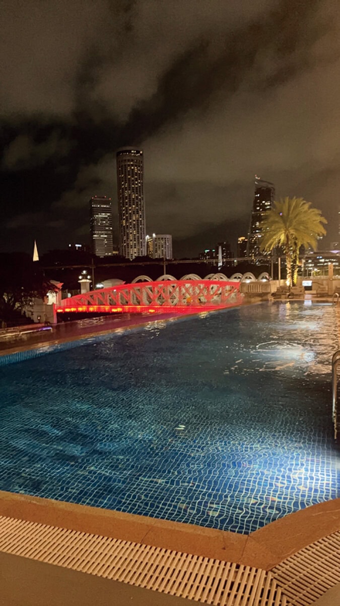 チェックアウト後も使えるフラトンホテルのプールでひと泳ぎした後、スパのサウナとシャワーですっきり。