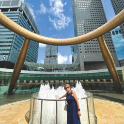 サンテックシティの中心部にある「富の噴水」。噴水の内側に流れる水は古来より中国で富が溜まるとされ、右手で水に触れながら時計まわりに3周すると財運を呼ぶ。