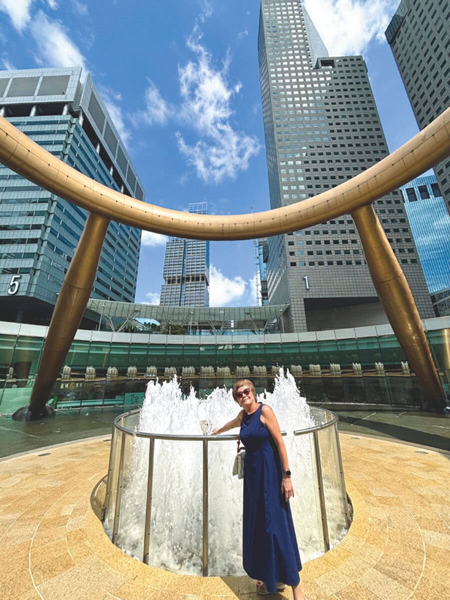 サンテックシティの中心部にある「富の噴水」。噴水の内側に流れる水は古来より中国で富が溜まるとされ、右手で水に触れながら時計まわりに3周すると財運を呼ぶ。