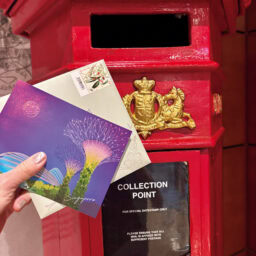 ホテル内にあるポストに手紙を投函すると、フラトン特別仕様の消印で日本到着。