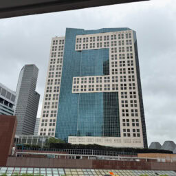 縁起のいい「13」モチーフのコンラッド シンガポールマリーナベイ。