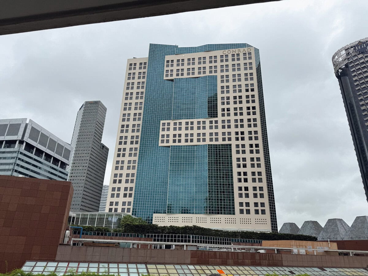 縁起のいい「13」モチーフのコンラッド シンガポールマリーナベイ。