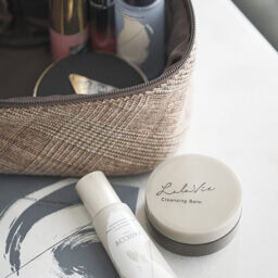 みんなで試して盛り上がる「化粧品たち」