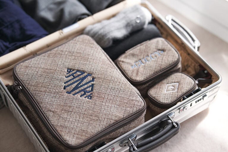 家族のイニシャル入り「トラベル用仕分けポーチ」