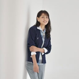 カーディガン¥28,600、チェックシャツ¥18,700、パンツ¥34,100 /すべてフクゾー(フクゾー洋品店元町店)、 イヤリング¥7,830 /アビステ