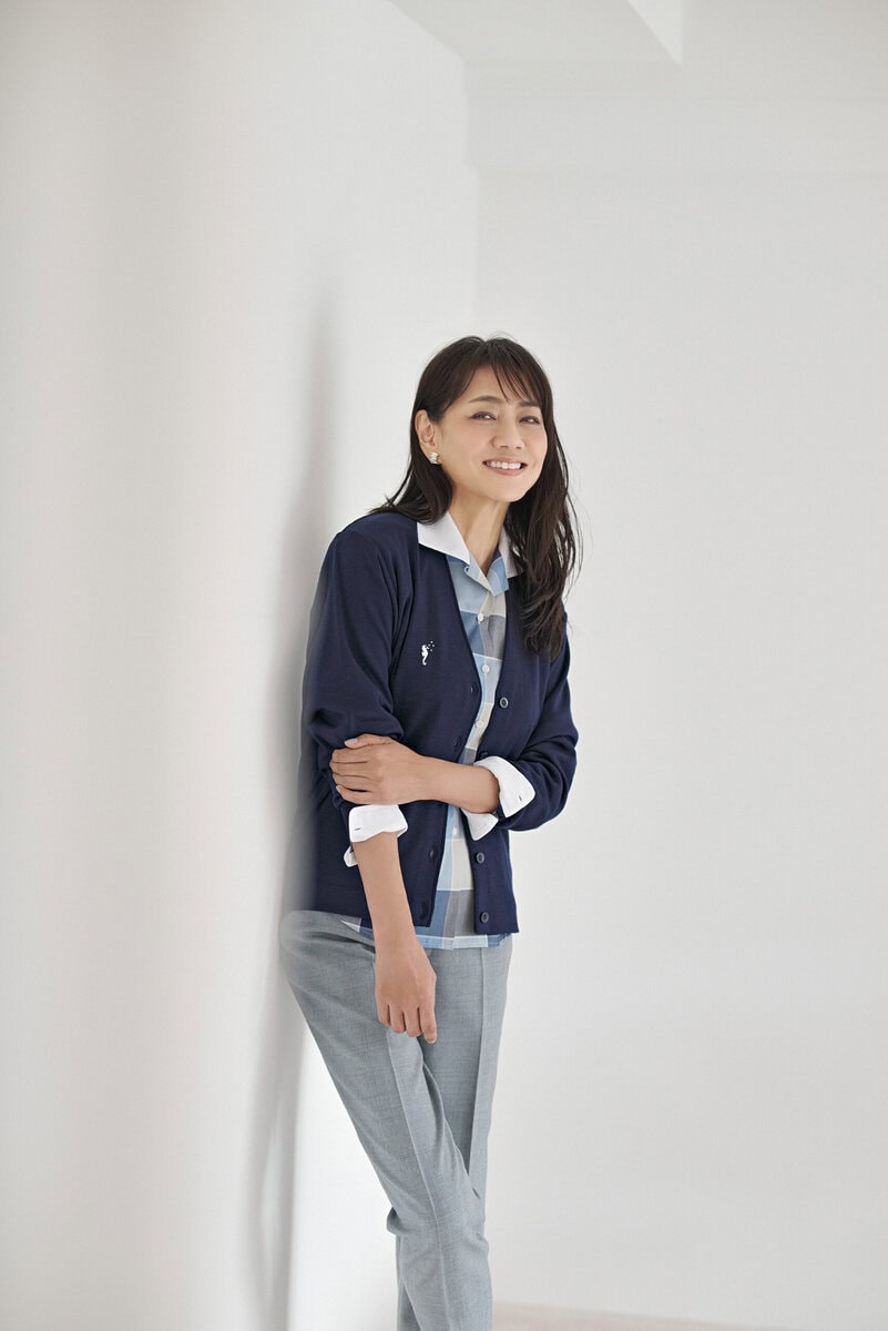 カーディガン¥28,600、チェックシャツ¥18,700、パンツ¥34,100 /すべてフクゾー(フクゾー洋品店元町店)、 イヤリング¥7,830 /アビステ