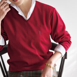 ニット¥27,500、シャツ¥18,700、スカート¥33,000/すべてフクゾー(フクゾー洋品店元町店)、 イヤリング¥11,000、ブレスレット¥7,700 /ともにアビステ