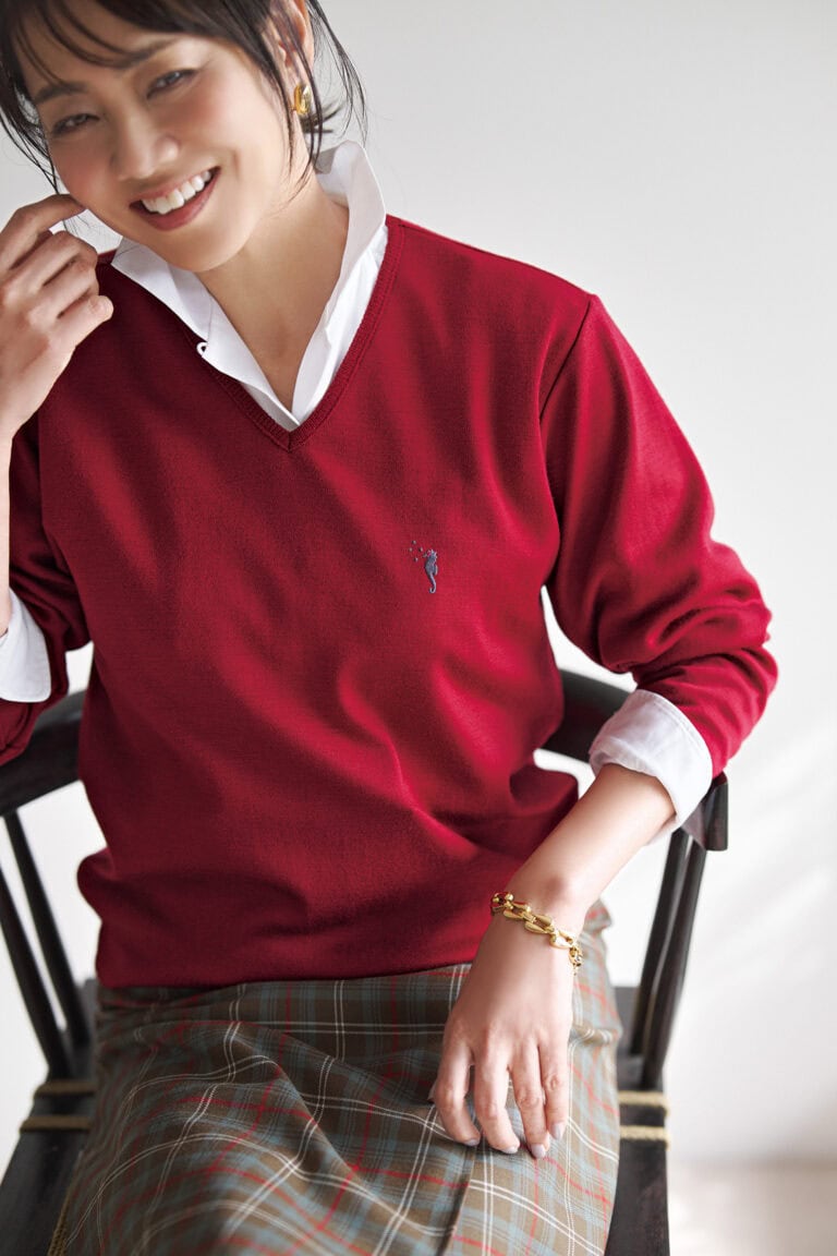 ニット¥27,500、シャツ¥18,700、スカート¥33,000／すべてフクゾー（フクゾー洋品店元町店）、 イヤリング¥11,000、ブレスレット¥7,700 ／ともにアビステ