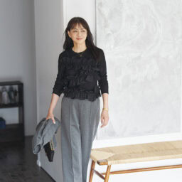 トップス／エズミ、パンツ、手に持ったジャケット／ともにミュエルシック、ピアス、ネックレス／ともにヴァンクリーフ＆アーペル、ブーツ／ノーネーム（すべて私物）