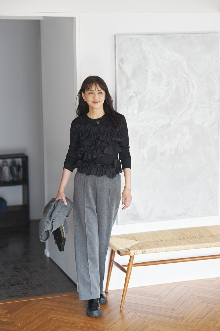 トップス/エズミ、パンツ、手に持ったジャケット/ともにミュエルシック、ピアス、ネックレス/ともにヴァンクリーフ&アーペル、ブーツ/ノーネーム(すべて私物)