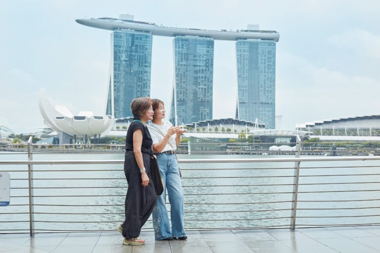 右）大貴耀子さん 風水特別ライセンス保持者のシンガポール政府観光局認定ガイド。シンガポールの地形や歴史的な背景と風水の関係をわかりやすく解説。 左）地曳いく子さん スタイリストとして仕事やプライベートで訪れた海外の都市は数知れない旅行マスター。抱腹絶倒の経験談をまとめた旅のエッセイも出版。