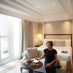 地曳さんがステイしたのは「マリーナ・ベイ・ビュー・ルーム」。優雅で贅沢なインテリア。