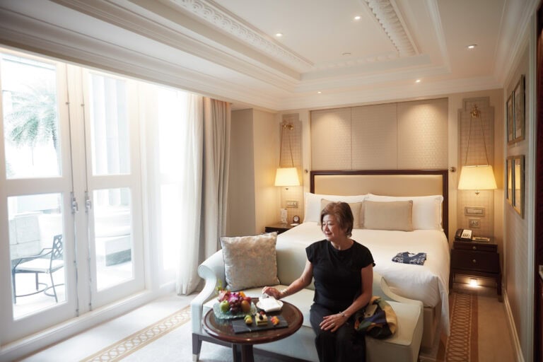 地曳さんがステイしたのは「マリーナ・ベイ・ビュー・ルーム」。優雅で贅沢なインテリア。