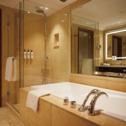 浴槽とシャワーブースが分かれた、ゆったりと旅の疲れを癒やせるバスルーム。