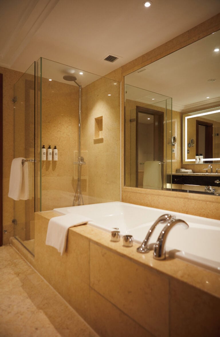 浴槽とシャワーブースが分かれた、ゆったりと旅の疲れを癒やせるバスルーム。