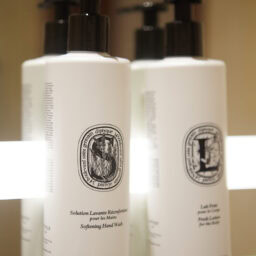 アメニティは香り豊かなディプティック。