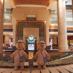 郵便局員の服を着たマスコットのテディベアがお出迎え。