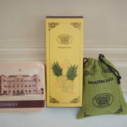 ホテルが描かれたオリジナルトートや、カヤジャム、パイナップルタルト、クッキーなど、センスのいいお土産を。