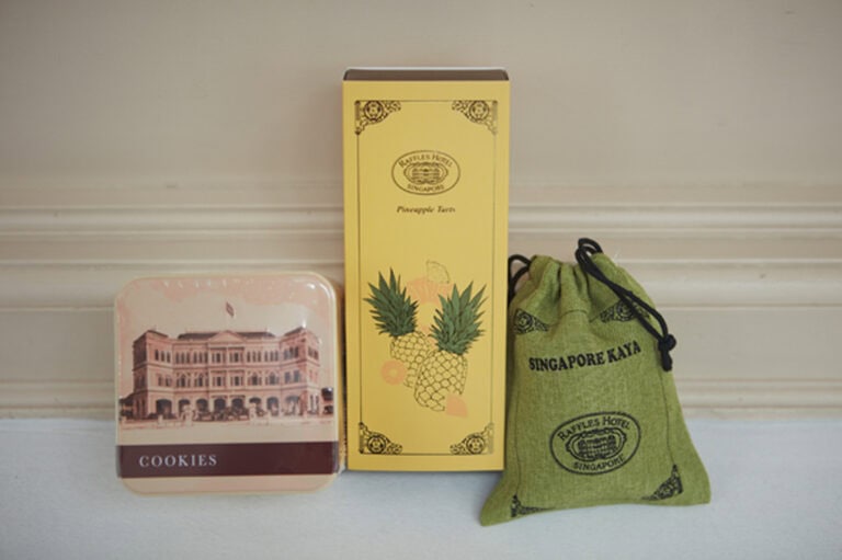 ホテルが描かれたオリジナルトートや、カヤジャム、パイナップルタルト、クッキーなど、センスのいいお土産を。