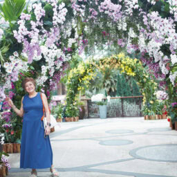 シンガポールの国花であるランの美しさに地曳さんもうっとり。