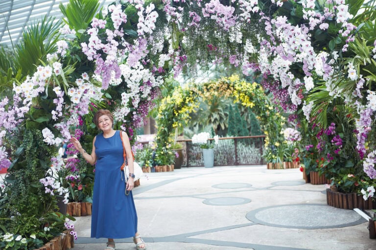 シンガポールの国花であるランの美しさに地曳さんもうっとり。