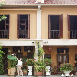 プラナカン博物館近くのレストラン「True Blue」はプラナカンの伝統的な家屋でローカルグルメを堪能できる。