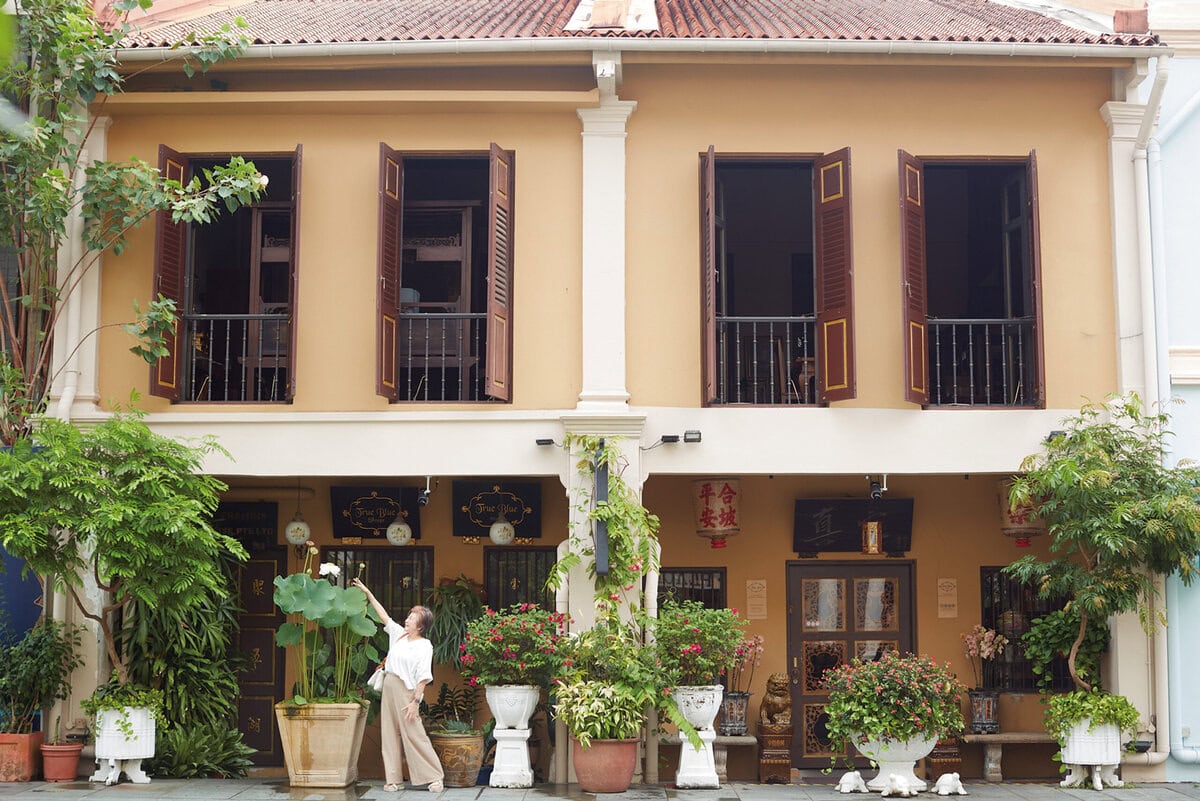 プラナカン博物館近くのレストラン「True Blue」はプラナカンの伝統的な家屋でローカルグルメを堪能できる。