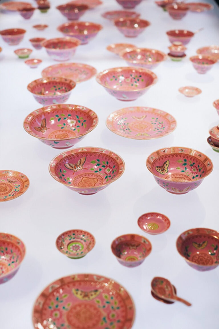 パステルカラーの美しい陶磁器や、かつてプラナカンの女性が愛用していた宝飾品・伝統工芸品などが展示されていて、豪華な暮らしぶりを知ることができる。