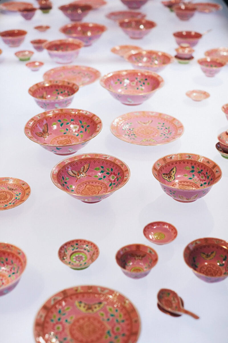 パステルカラーの美しい陶磁器や、かつてプラナカンの女性が愛用していた宝飾品・伝統工芸品などが展示されていて、豪華な暮らしぶりを知ることができる。