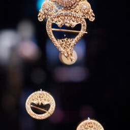 パステルカラーの美しい陶磁器や、かつてプラナカンの女性が愛用していた宝飾品・伝統工芸品などが展示されていて、豪華な暮らしぶりを知ることができる。