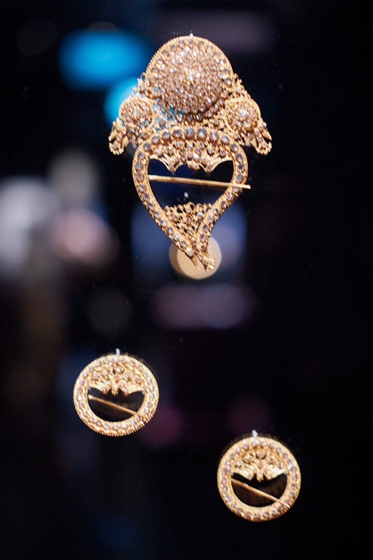 パステルカラーの美しい陶磁器や、かつてプラナカンの女性が愛用していた宝飾品・伝統工芸品などが展示されていて、豪華な暮らしぶりを知ることができる。