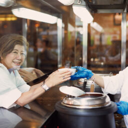 ホテルグランドパシフィックの「Sun'sCafé」では多彩なプラナカン料理をビュッフェで楽しめる。