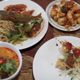 ココナッツミルクがまろやかな麺料理「ラクサ」や、サクサクしたカップに切り干し大根やエビが入った前菜「クエ・パイ・ティ」が美味。