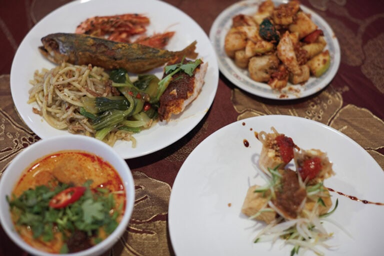 ココナッツミルクがまろやかな麺料理「ラクサ」や、サクサクしたカップに切り干し大根やエビが入った前菜「クエ・パイ・ティ」が美味。