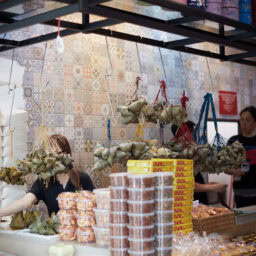 美しい色合いの「ニョニャクエ」をはじめとした手作りの伝統菓子が並ぶ。2階でお茶することも可能。