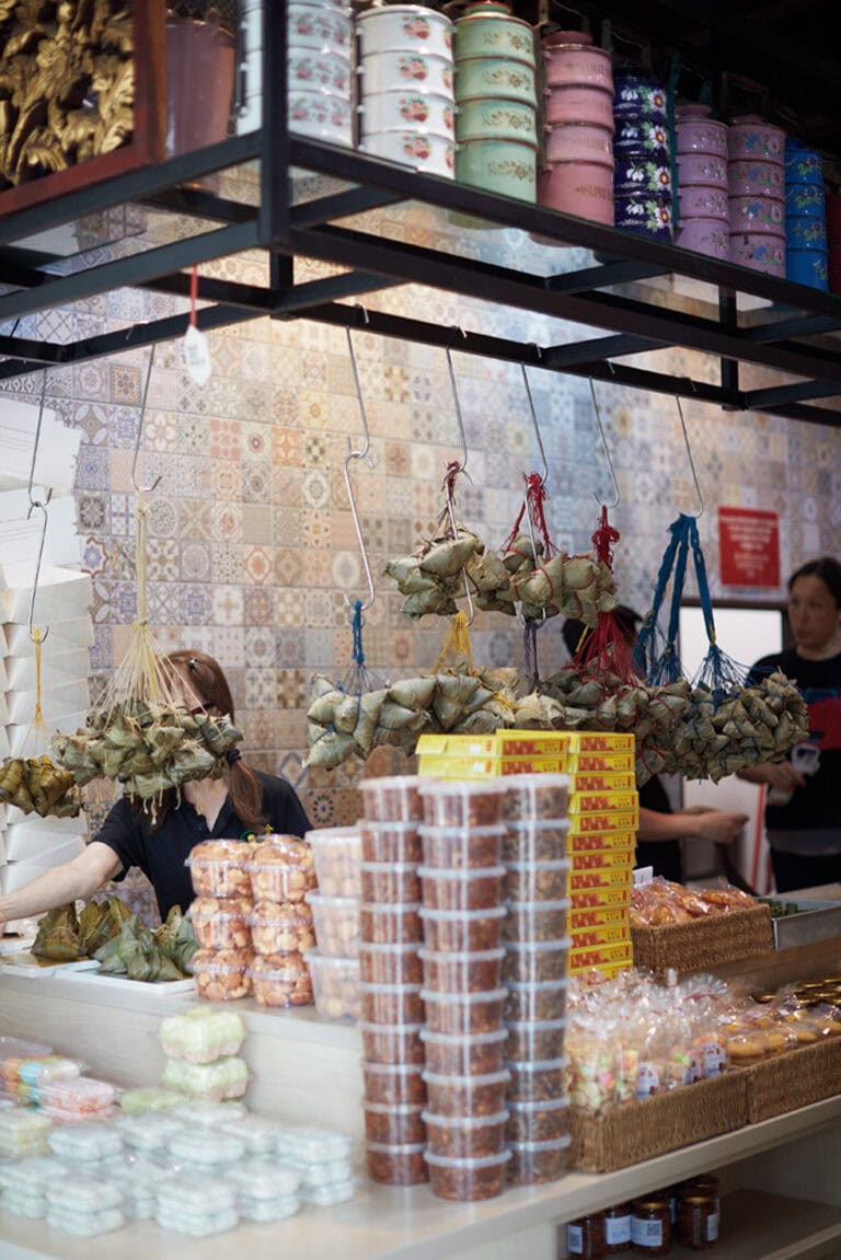 美しい色合いの「ニョニャクエ」をはじめとした手作りの伝統菓子が並ぶ。2階でお茶することも可能。