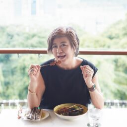 ケーブルカーの乗り場にある絶景レストラン「ARBORA（アルボラ）」で街や海を見下ろしながら海南鶏飯に舌鼓。